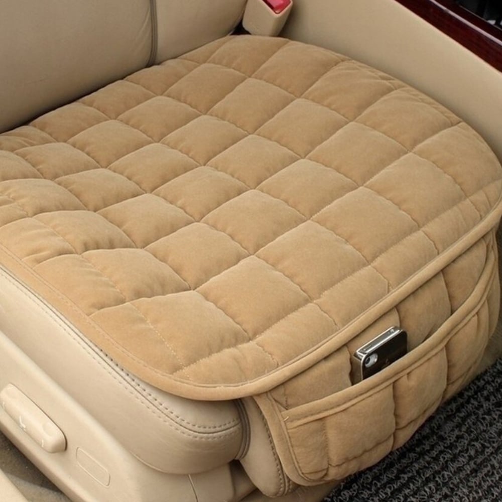Coussin plat et beige installé sur un siège de voiture.