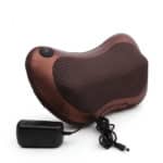Coussin de massage marron en forme de papillon avec un câble de chargeur noir sortant de l'appareil.