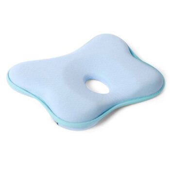 Joli coussin anti-tête plate en forme de papillon. Bleu avec un trou au centre pour permettre à la tête de bébé de bien grandir.