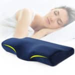 Femme couchées sur le côté les yeux fermés sur un oreiller blanc avec un coussin bleu devant elle