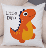 Très jolie housse de coussin 60x60 ornée d'un petit dinosaure orange à l'allure sympathique.