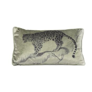Coussin rectangulaire gris avec un léopard sur une branche. Fond blanc.