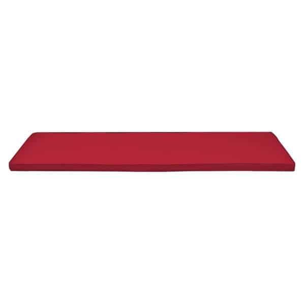 Coussin rectangulaire rouge sur un fond blanc.