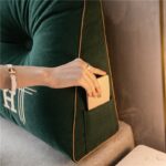 Coussin tête de lit triangulaire et vert, poche sur le côté