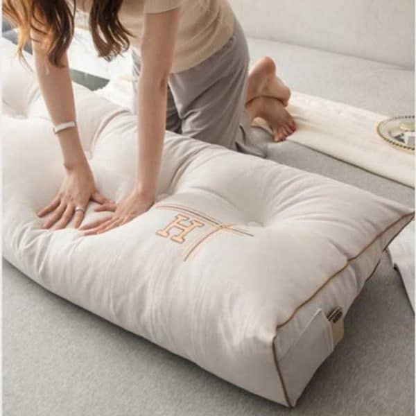 coussin tête de lit triangulaire et blanc, femme s'appuyant sur le coussin