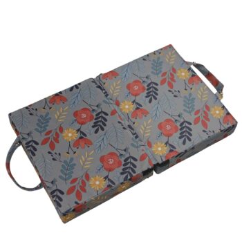 Coussin rectangulaire avec poignées gris à fleurs sur fond blanc.