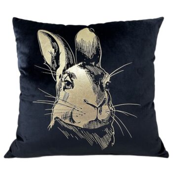 Coussin noir avec une tête de lapin dorée dessiné dessus