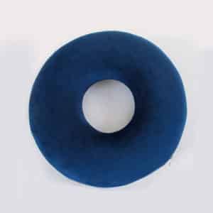 Coussin rond avec un trou au milieu. Il est de couleur bleu et sur un fond blanc.