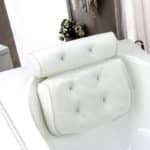 Coussin blanc installé sur une baignoire.