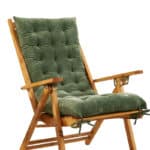 Coussin chaise longue vert rembourré sur chaise longue marron.