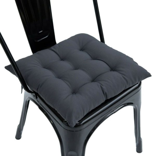 Coussin carré gris foncé rembourré imperméable sur chaise noire.