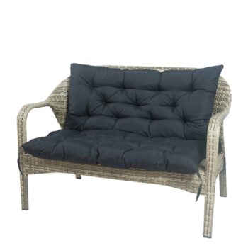 Coussin de jardin imperméable gris anthracite sur siège beige canapé beige.