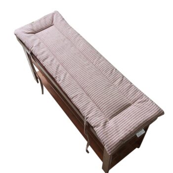 Coussin pour banquette avec lanières sur fond blanc.