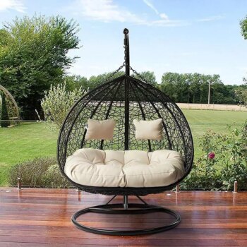 Coussin de jardin molletonné beige suspendu dans une balancelle.