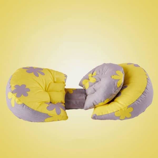 Joli coussin de grossesse jaune et mauve motif fleuri, en forme de U ajustable. Il est conçu pour les femmes enceintes, pour soutenir leur ventre et leur dos.