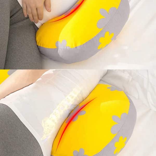 Joli coussin de grossesse jaune et mauve motif fleuri, en forme de U ajustable sur lequel on voit une femme couchée sur le côté son ventre en évidence et une autre photo son dos en évidence.