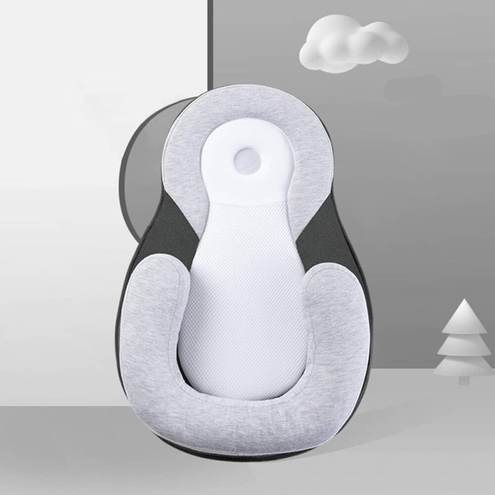 Coussin de positionnement pour bébé en forme de 8, gris, unisexe, autrement appelé nid d'ange. Il sert à maintenir bébé sur le dos durant les siestes ou de lit d'appoint.