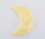 Coussin en forme de lune à carreaux jaune et blanc.