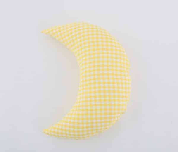 Coussin en forme de lune à carreaux jaune et blanc.