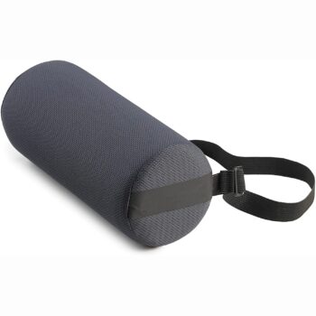 Coussin gris cylindrique avec une sangle noire à l'arrière