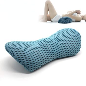Coussin pour lombaire bleu avec en arrière plan une femme en sous vêtements blancs allongée sur un coussin bleu posé dans son dos.