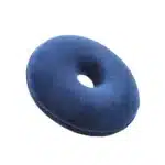 Coussin rond avec un trou au milieu. Il est de couleur bleu marine et sur un fond blanc.