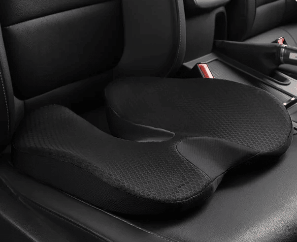 Coussin hémorroïdes confort de couleur noir posé sur un siège automobile