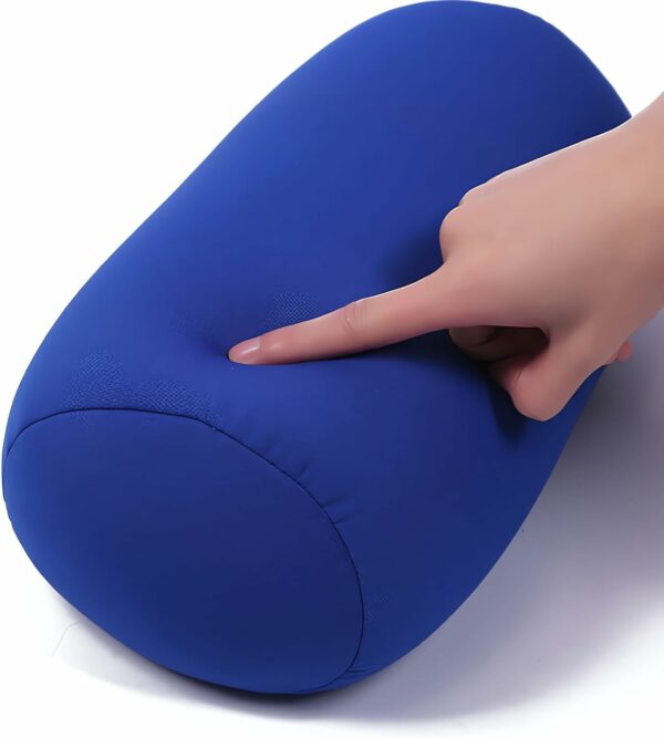 une main qui s'appuit sur un coussin microbilles cylindrique bleu