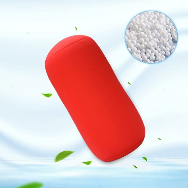 coussin microbilles cylindrique rouge sur fond bleu ciel et blanc avec les billes de polystirènes visibles