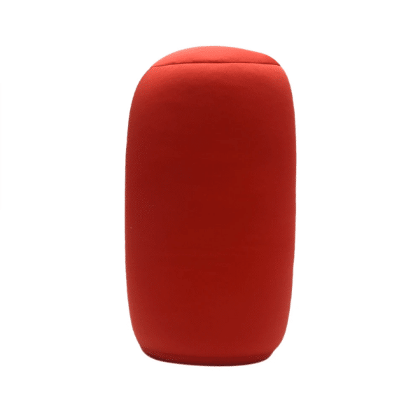 coussin microbilles cylindrique rouge positionné verticalement sur un fond blanc