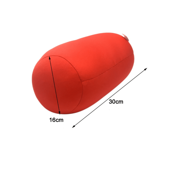 coussin microbilles cylindrique rouge sur fond blanc, mes mesures sont indiquées, 16centimètres de largeur et 30 centimètres de longueur