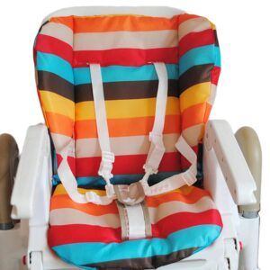 Coussin à bandes multicolores pour chaise haute installé sur une chaise haute blanche.