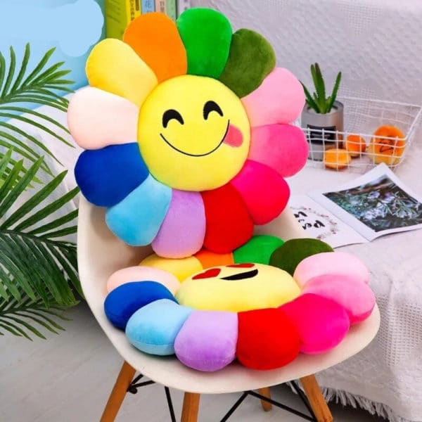Coussins en forme de fleur avec un smiley au milieu et des pétales multicolore