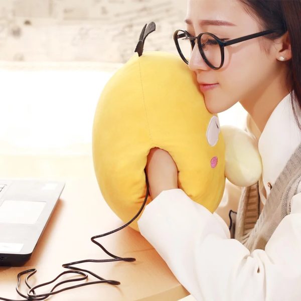 femme en traiin de fabriqué un coussin en forme de pokemon
