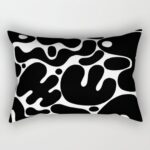 coussin noir et blanc rectangle à motif graffiti