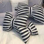 coussins noir et blanc en forme de nœud