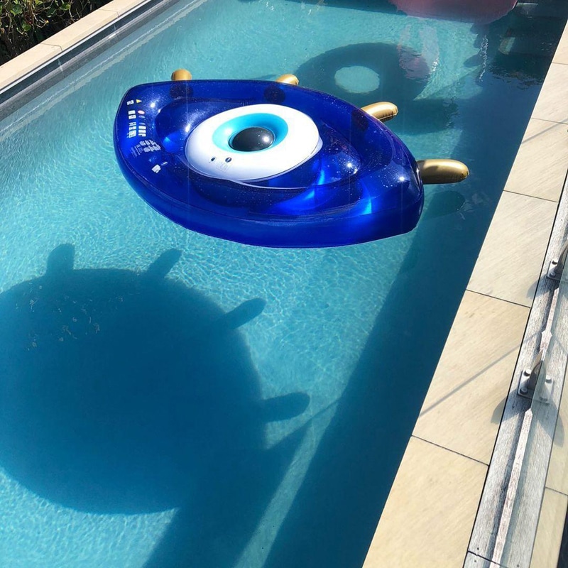 coussin géant flottant dans une piscine