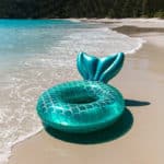 coussin bouée bleu en forme de sirène au bord d'une plage