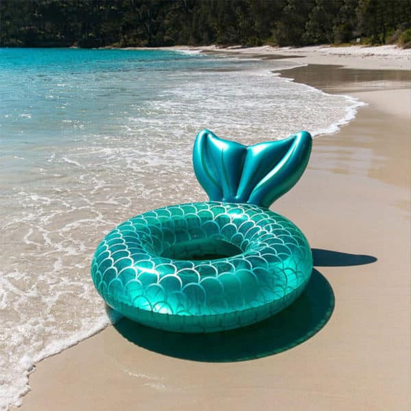 coussin bouée bleu en forme de sirène au bord d'une plage