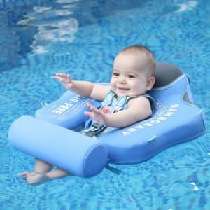 Un bébé dans une bouée flottant sur le dos dans une piscine