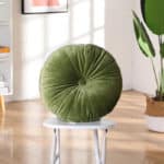 Coussin en citrouille vert rond posé sur une chaise