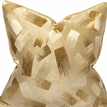 Très joli coussin carré avec des motifs abstraits doré et marron comme des traces de pinceau.