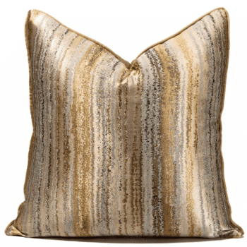Coussin 45x45 cm de couleur dorée avec un camaïeu marron/doré. Brillant, élégant.