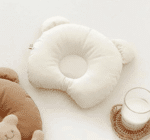 Très joli coussin anti tête plate en forme d'ourson blanc. Mixte.