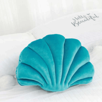 Joli coussin coquillage en velours bleu canard.