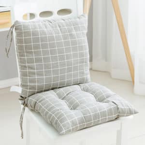 ensemble de coussins à carreaux gris et blanc sur chaise
