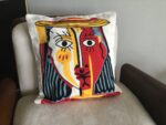 Housse de coussin Picasso sur une chaise grise