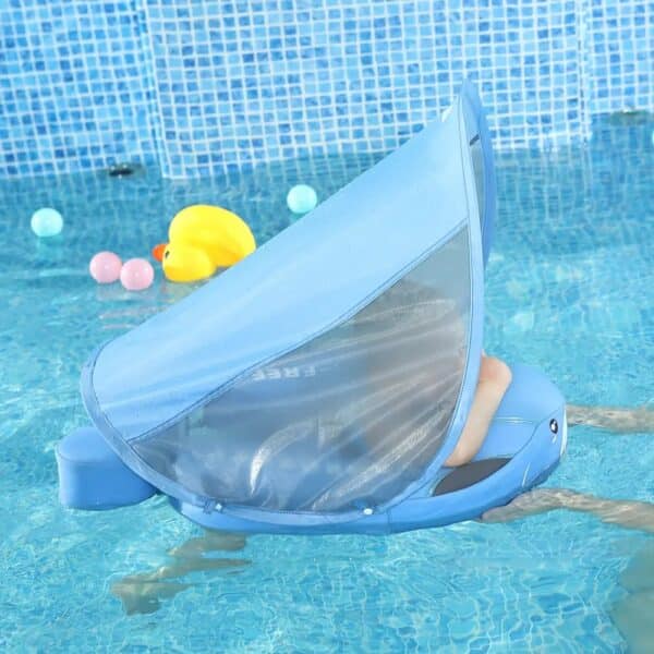 Bébé nage dans une piscine avec une bouée solide non gonflable et flottante avec le toit installé