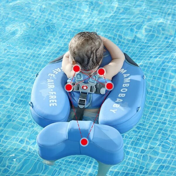 Bébé qui nage dans une piscine dans une bouée de natation flottante, bébé es attaché et est en sécurité