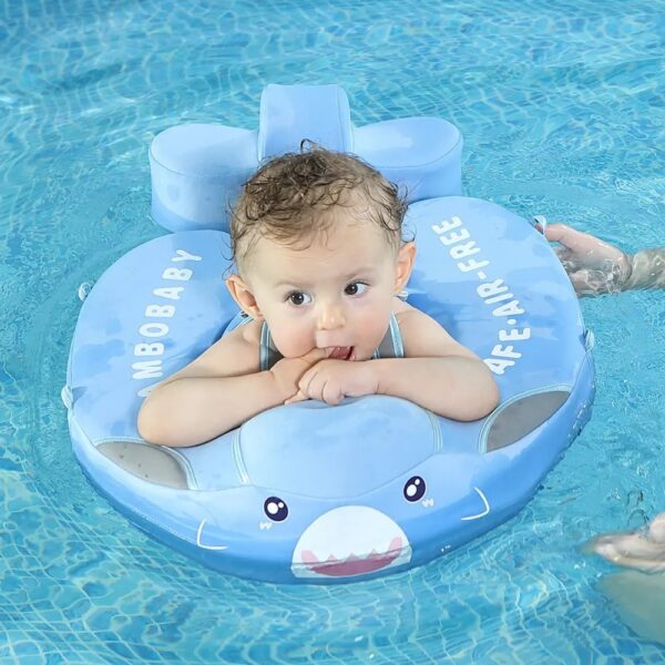 Bébé dans une bouée solide de natation flottante avec bébé vu de face dans une piscine